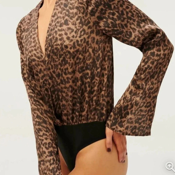 NWT!! Good American - Flowing Faux Wrap Leopard Bodysuit - Size 0 - Picture 3 of 8